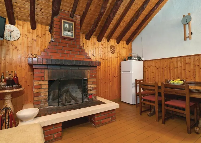 Gorgeous Home In Pucisca With Wifi *