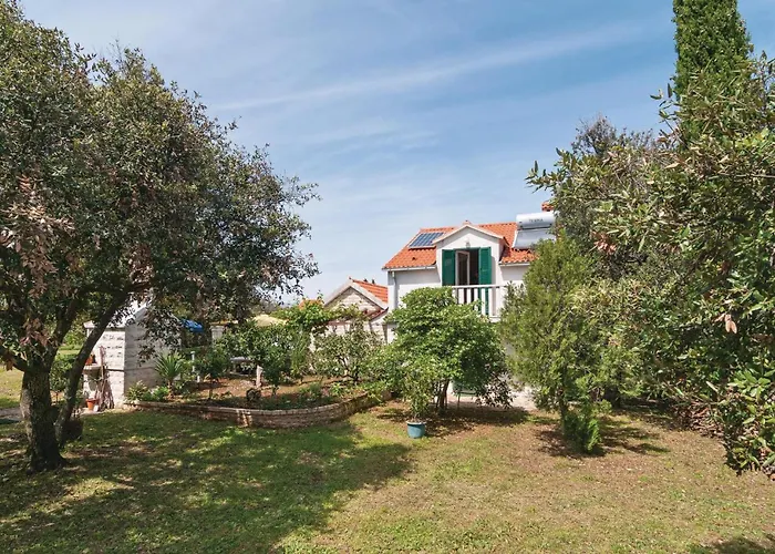 Semesterbostad Gorgeous Home In Pucisca With Wifi *