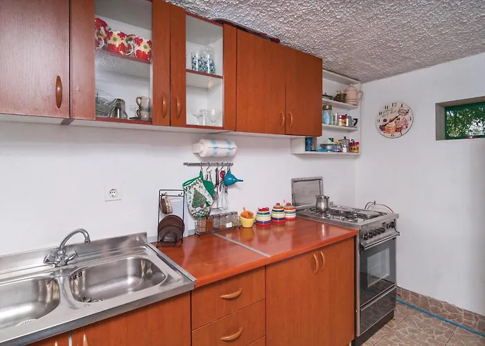 Gorgeous Home In Pucisca With Wifi