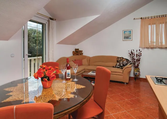 Gorgeous Home In Pucisca With Wifi Semesterbostad *